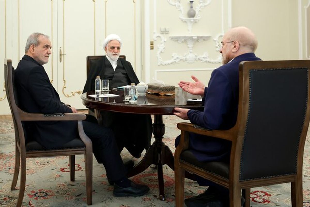 سران قوا با دعوت رسمی از چهرههای علمی و فرهنگیِ گرفتار در غربت، سفر امن و تضمین شده به وطن را برایشان ممکن کنند/ علیاکبر موسویخوئینی با کمک نهاد ریاستجمهوری توانست از آمریکا به ایران سفر کند و بدون بروز مشکلی بازگردد