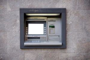 جنجال سقف کارت به کارت؛ دیوان عدالت مقابل بانک مرکزی ایستاد