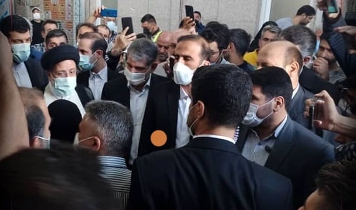 حضور رئیسی در میدان بهمن تهران و گفت‌ و گو با مردم/ ویدئو