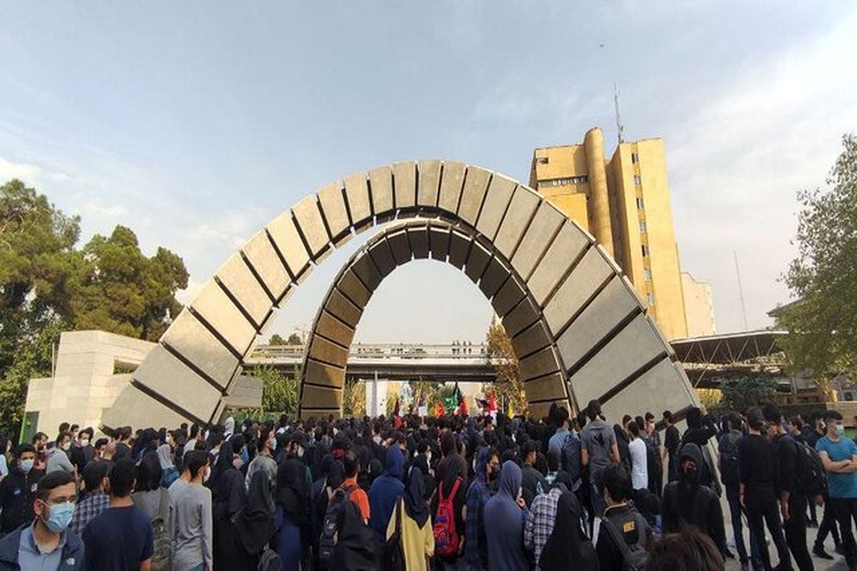 آخرین وضعیت دانشگاه تهران، مشهد و امیرکبیر/ تجمع تعدادی از دانشجویان دانشگاهها/ همه دانشجویان از دانشکده فنی دانشگاه تهران خارج شده اند