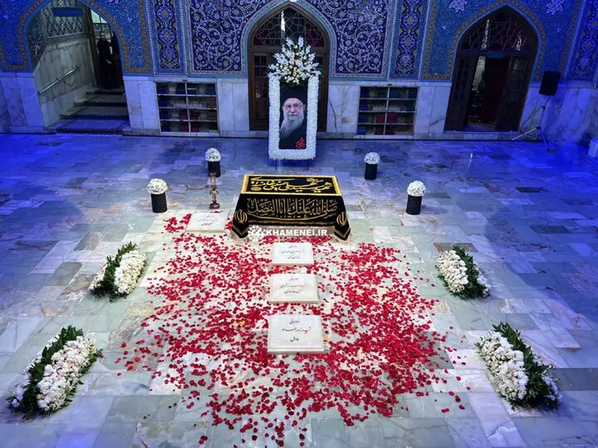 اطلاعیه دفتر رهبر شهید انقلاب در مورد نماز لیله الدفن ایشان/ نمایی از مزار مطهر رهبر شهید انقلاب/ ویدئو