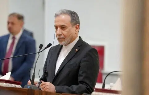 زبان بدن  عراقچی هنگام صحبت درباره قصد ترامپ برای تسلیم دو روزه ایران