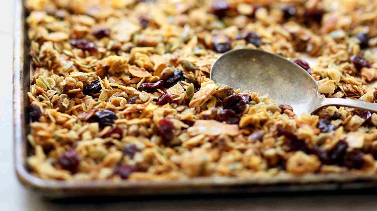 چرا گرانولا بهترین انتخاب برای صبحانه و میانوعده است؟