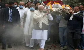 نخست وزیر هند در مراسم تشییع پیکر مادرش/ویدئو