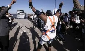 مردی با دندان‌هایش یک کشتی را از آب بیرون کشید! 