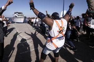 مردی با دندانهایش یک کشتی را از آب بیرون کشید!