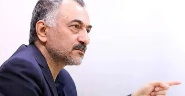 سیستم فلج شده و هیچ مسئله‌ای را دیگر حل نمی‌کند/ تثبیت قیمتها نشود و ناآرامی ها ادامه پیدا کند، شاید یکی دو ماه آینده یک تحول سیاسی در کشور اتفاق بیفتد/ رأس قدرت ممکن است خودش راضی باشد به ظهور بناپارت از درون حکومت