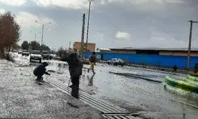 خدمات دهی شهرداری خاش به مردم در شب بارانی