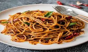 طرز تهیه نودل با سوسیس؛ ساده و خوشمزه