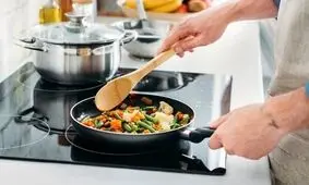 این ۷ ماده غذایی را هرگز دو بار گرم نکنید