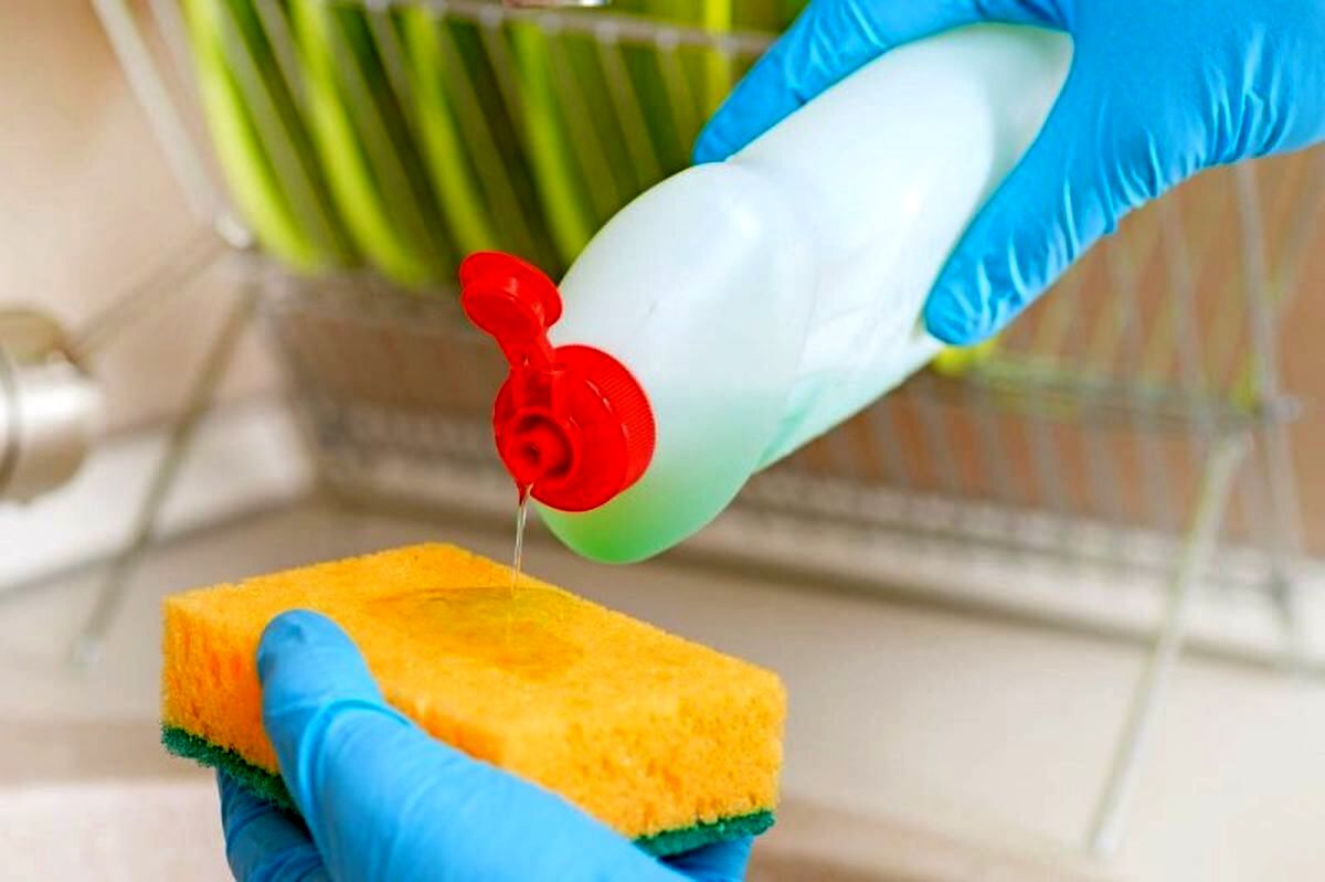 ۸ کاربرد بی نظیر مایع ظرفشویی در خانه