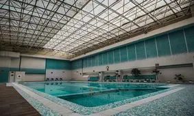 لحظات وحشت زن جوان بعد از سقوط فرزندش به داخل استخر/ ویدئو