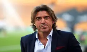 عصبانیت و جنجال‌سازی سرمربی استقلال پس از اخراج از بازی/ ویدئو