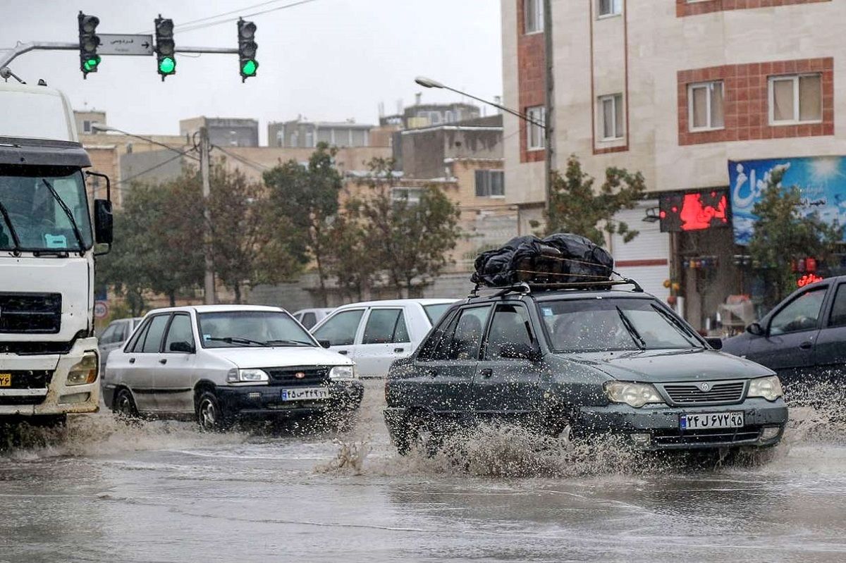 آبگرفتگی معابر و گیر افتادن خودروها در بلوار های شهر ایلام/ ویدئو