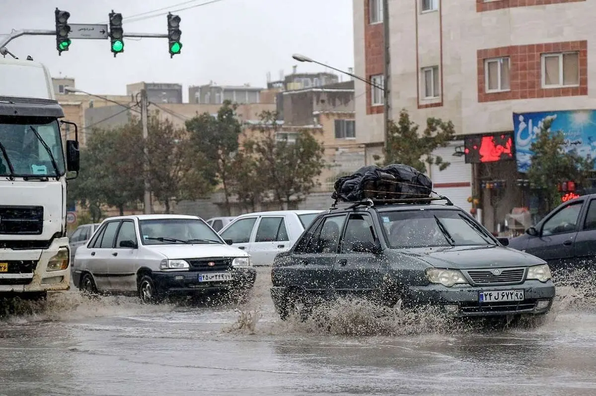 آبگرفتگی معابر و گیر افتادن خودروها در بلوار های شهر ایلام/ ویدئو