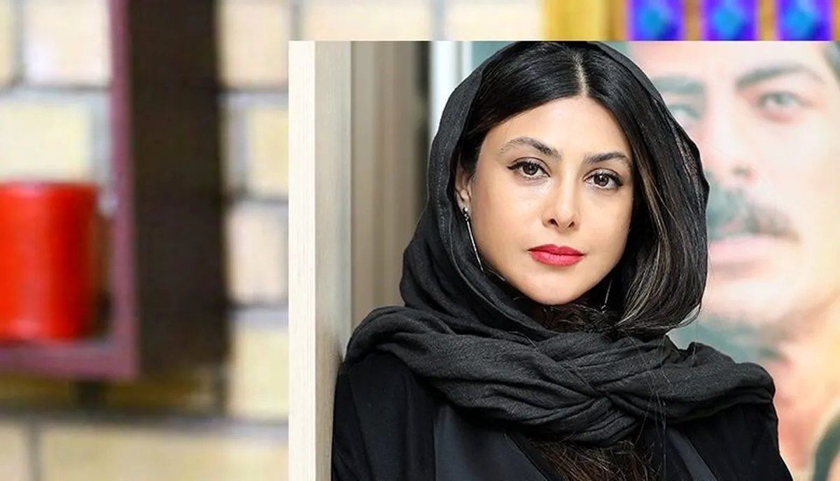 ژست و استایل هنری آزاده صمدی در یک گالری