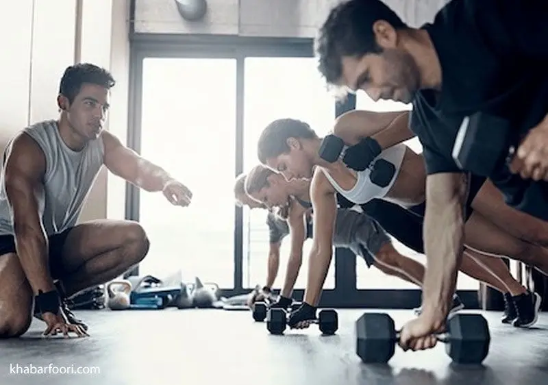 عکسی از چند مرد و زن در حال ورزش کردن (ورزشهای مقاومتی)