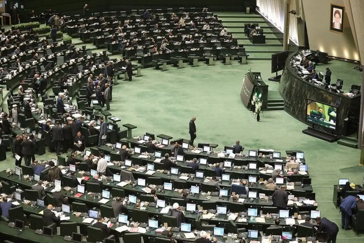 قدردانی نمایندگان از سفر قالیباف به لبنان با اهدای تابلو

