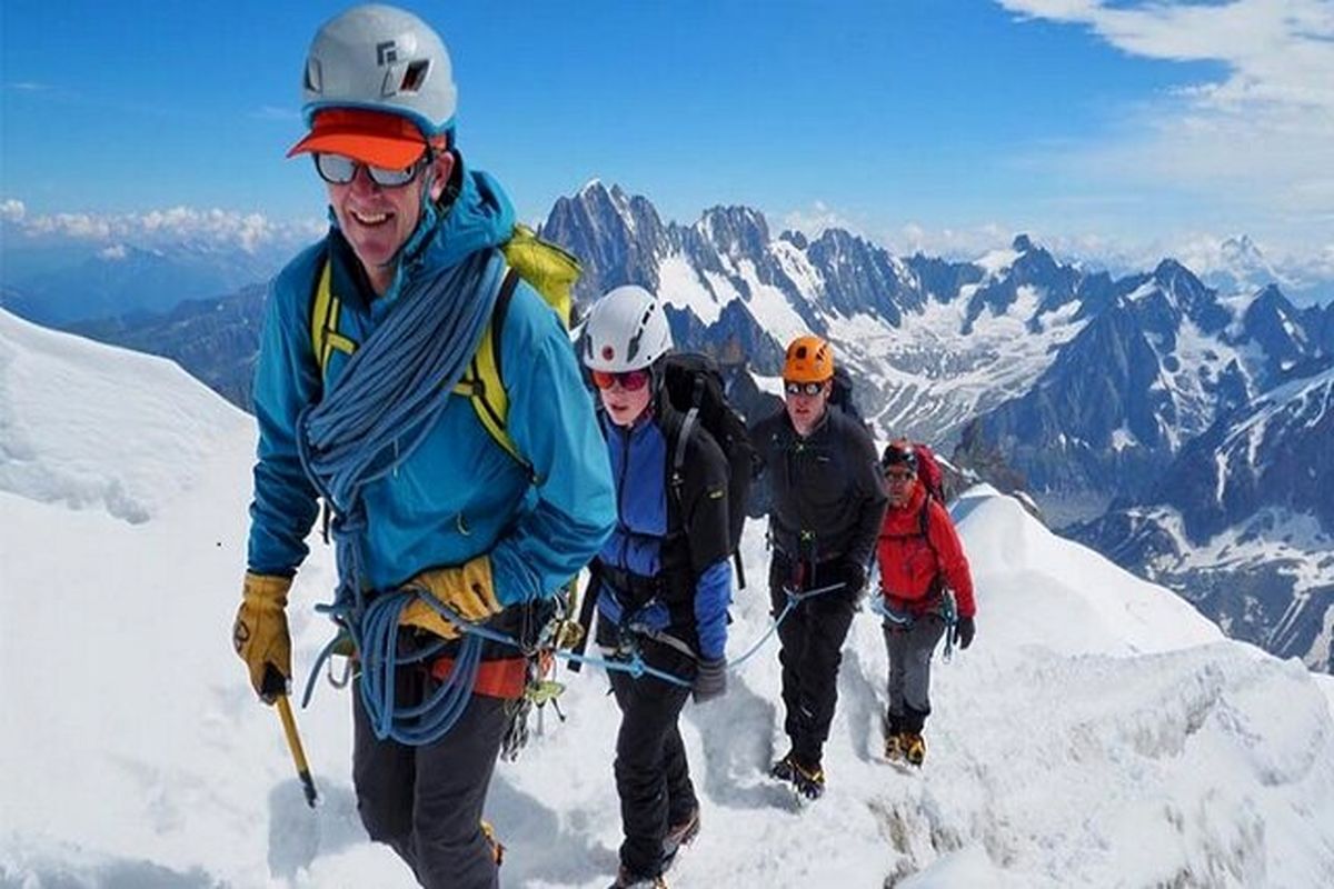 افت شدید دما و وزش باد در ارتفاعات/ از کوهنوردی بپرهیزید

