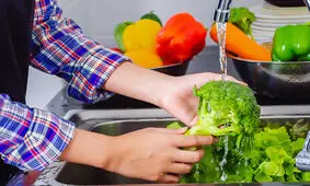 ضدعفونی کردن سبزیجات؛ ترکیباتی مثل نمک، سرکه یا جوش شیرین مفید است؟
