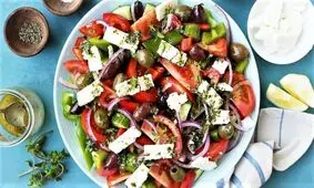 طرز تهیه سالاد یونانی با سس مخصوص