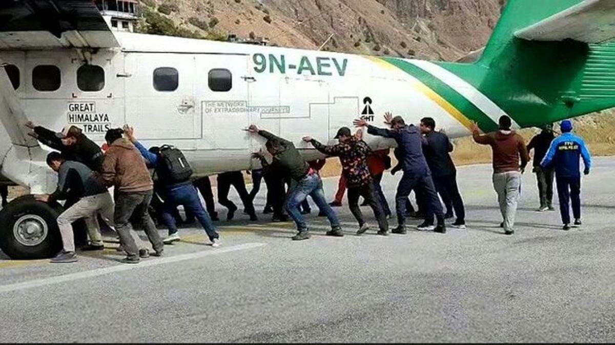 هل دادن هواپیما توسط مسافران!/ ویدئو