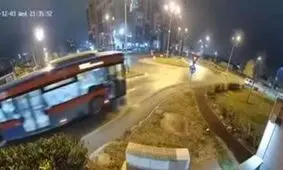 پرش عجیب یک مرسدس بنز از روی دو خودرو/ ویدئو
