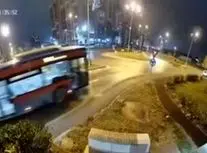 پرش عجیب یک مرسدس بنز از روی دو خودرو/ ویدئو