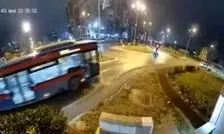 پرش عجیب یک مرسدس بنز از روی دو خودرو/ ویدئو