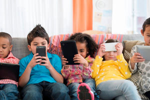 هشدار درباره اعتیاد کودکان به گوشی موبایل