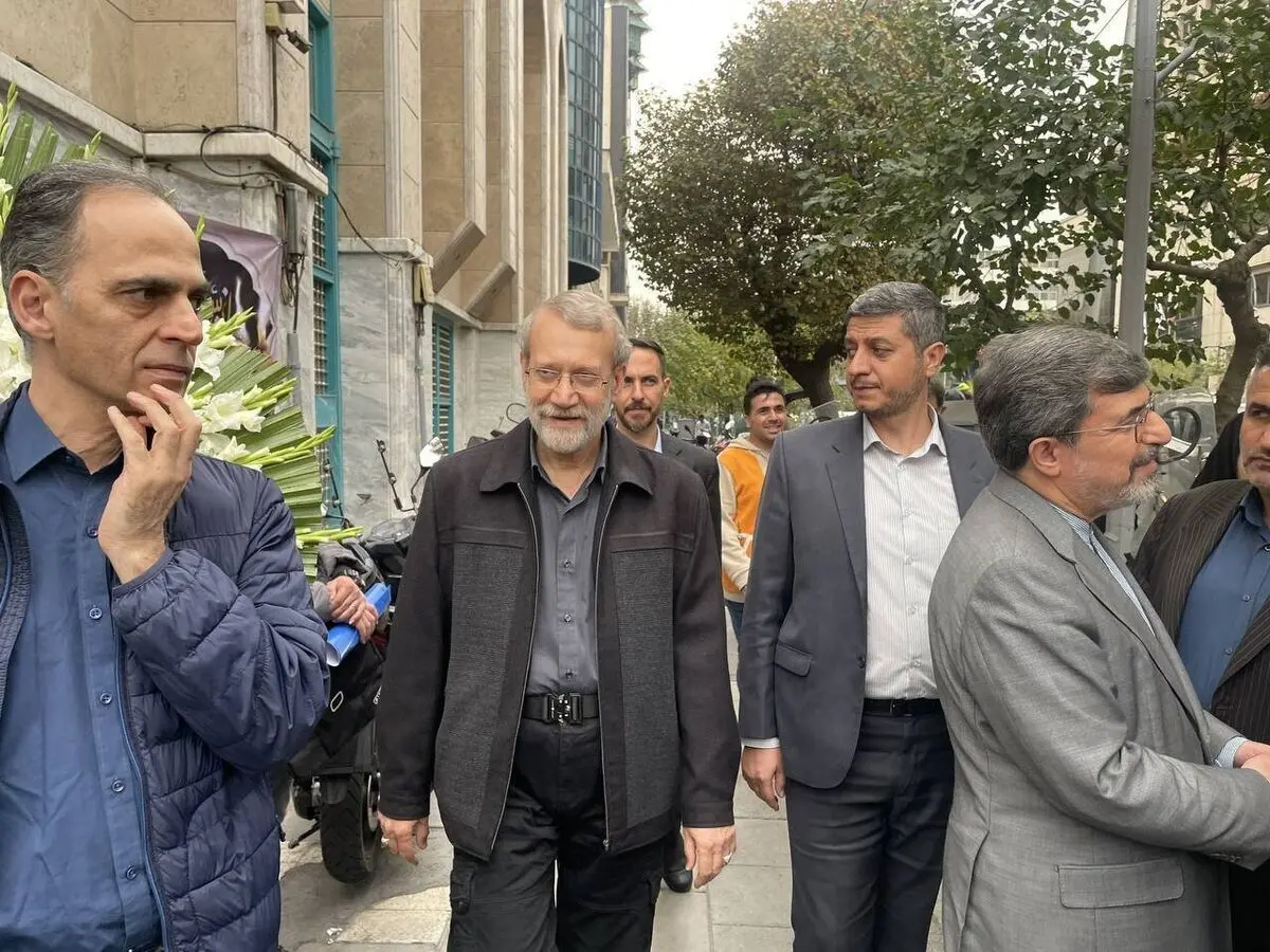 استایل جنگی علی لاریجانی در مراسم ختم، فانوسقه و شلوار شش‌جیب