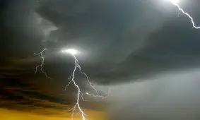 صاعقه شدید برق برخی مناطق قم را قطع کرد/ ویدئو