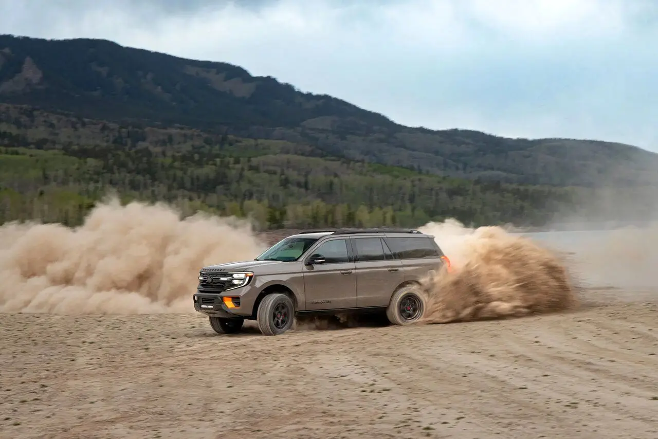 شاسی‌بلند خانوادگی فورد، زیر تیغ جراحی هنسی / عکس
