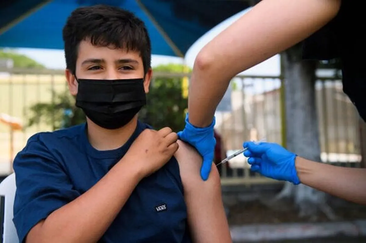 دستورالعملی برای واکسیناسیون دانش‌آموزان ۹ تا ۱۲ ساله نداریم/ ویدئو