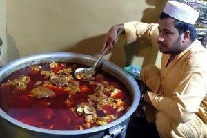غذای خیابانی در پاکستان؛ پخت ۱۲۰ کیلوگرم کله پاچه توسط دو آشپز مشهور/ ویدئو