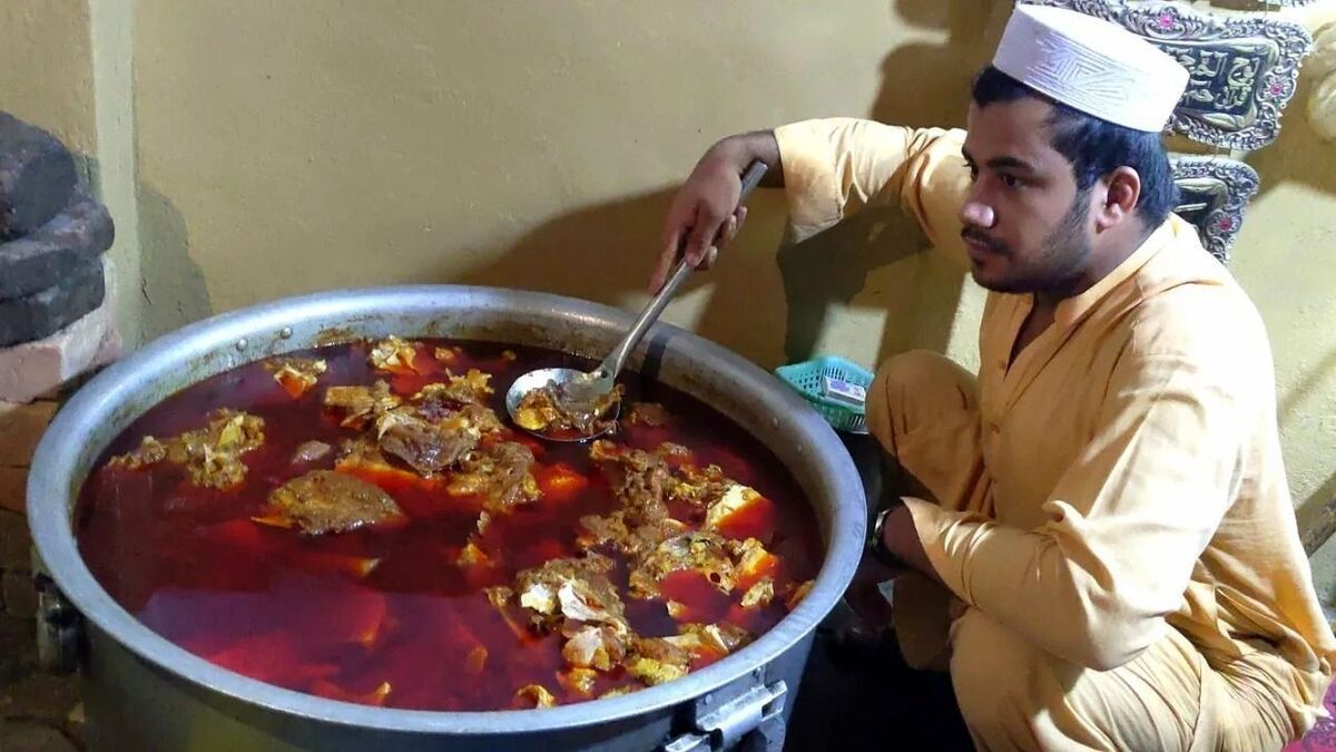 غذای خیابانی در پاکستان؛ پخت ۱۲۰ کیلوگرم کله پاچه توسط دو آشپز مشهور/ ویدئو