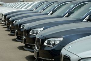 فروش مزایده‌ای ۳۵ خودروی خارجی در گمرکات بوشهر