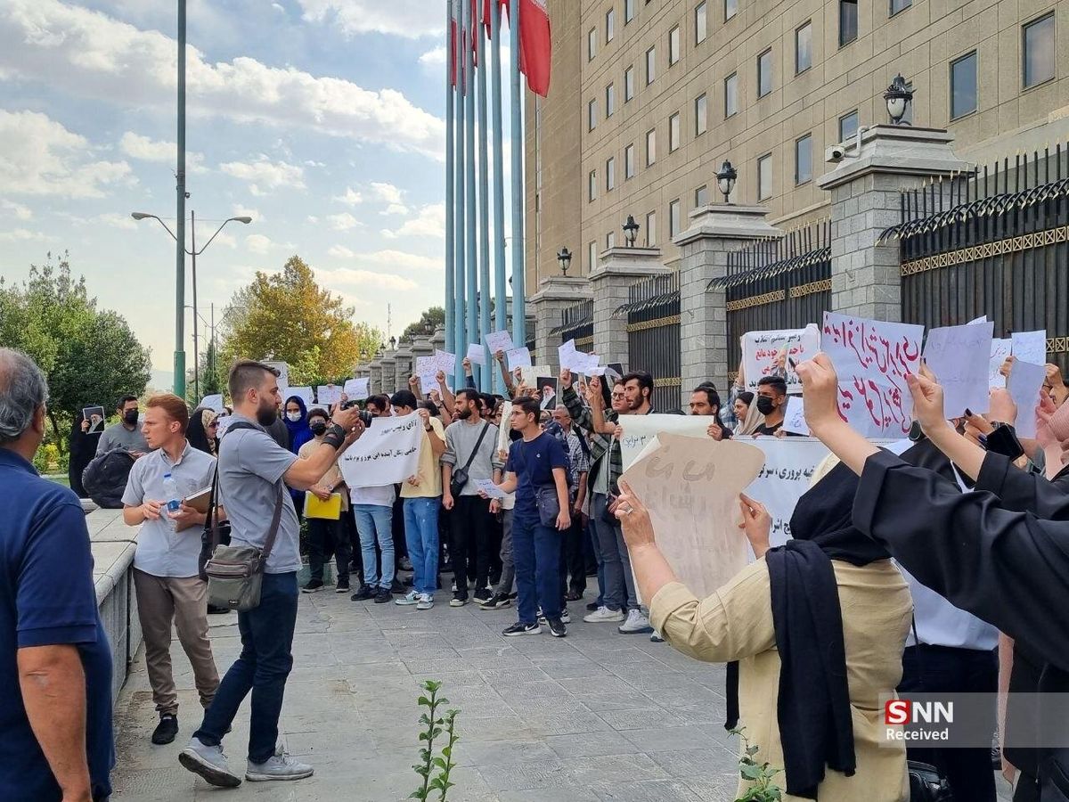 ادامه اعتراضات به شهریههای بالا رشتههای علوم پزشکی دانشگاه آزاد/ تجمع معترضین مقابل مجلس
