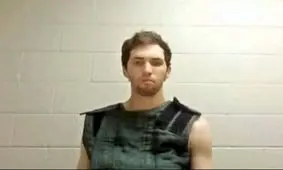 قاتل چارلی با جلیقه ضدخودکشی در دادگاه/ ویدئو