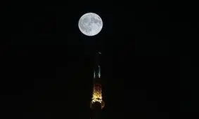 ابرماه آبی رنگ در آسمان تهران/ تصاویر

