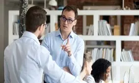 چرا بعضی‌ها همیشه وسط حرف دیگران می‌پرند؟