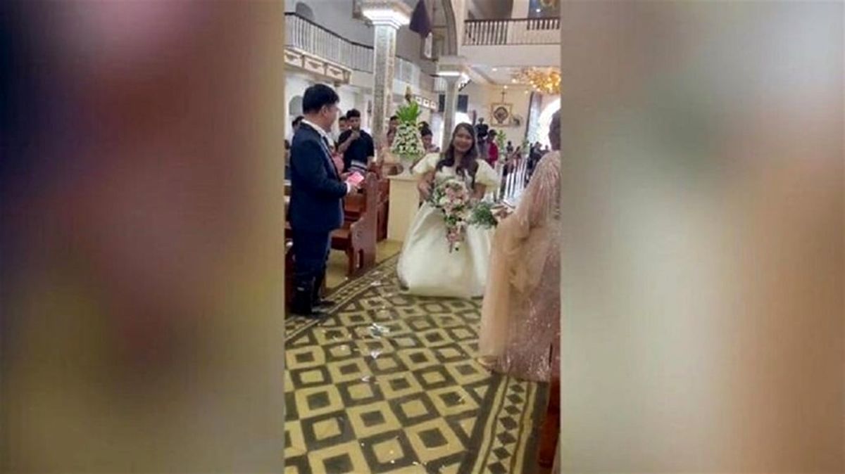 برگزاری عروسی در میان سیل/ ویدئو