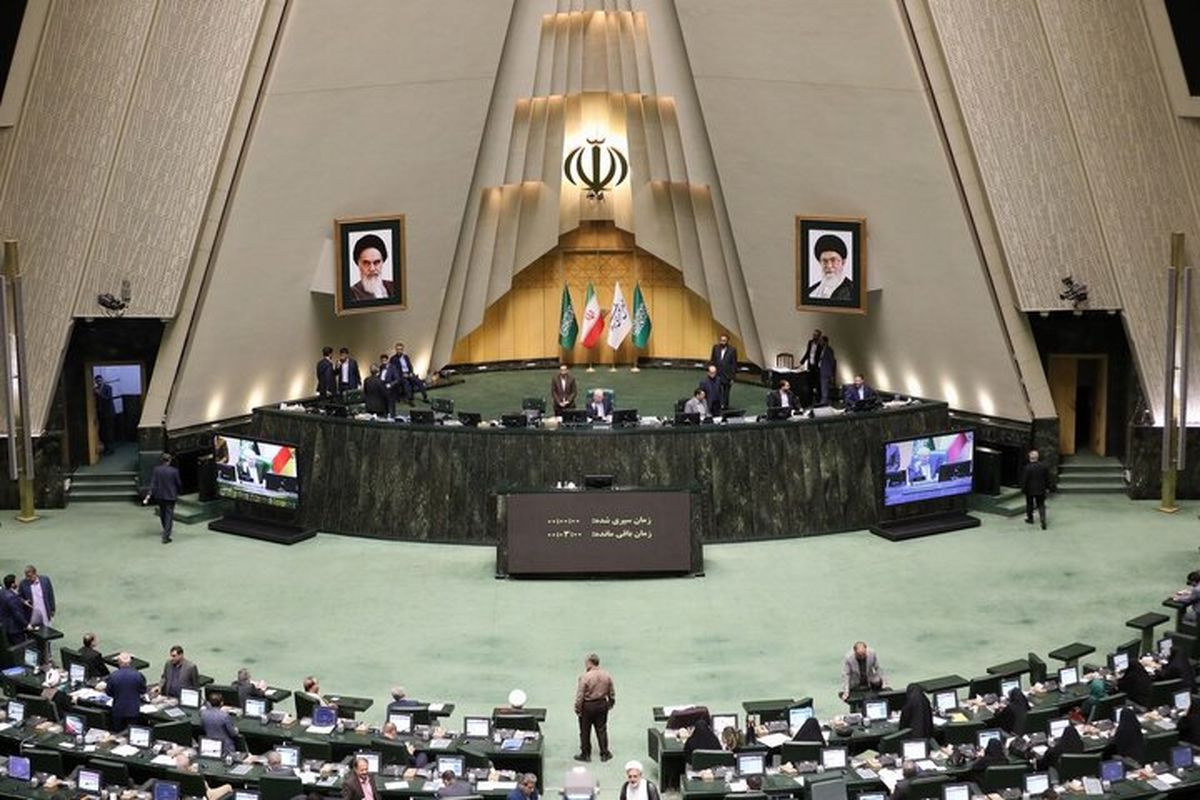 عکس یک نماینده مجلس در حال تماشای صحبت‌های سعید روستایی درباره حجاب/ کارگردان فیلم زن و بچه چه گفته بود؟/ ویدئو