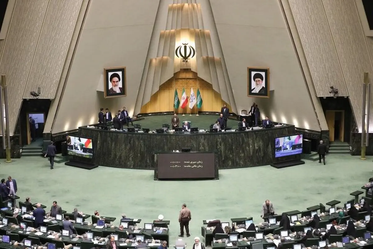 عکس یک نماینده مجلس در حال تماشای صحبت‌های سعید روستایی درباره حجاب/ کارگردان فیلم زن و بچه چه گفته بود؟/ ویدئو
