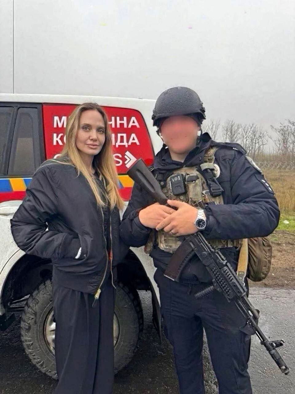 عکس | استایل آنجلینا جولی در خط مقدم جنگ در اوکراین