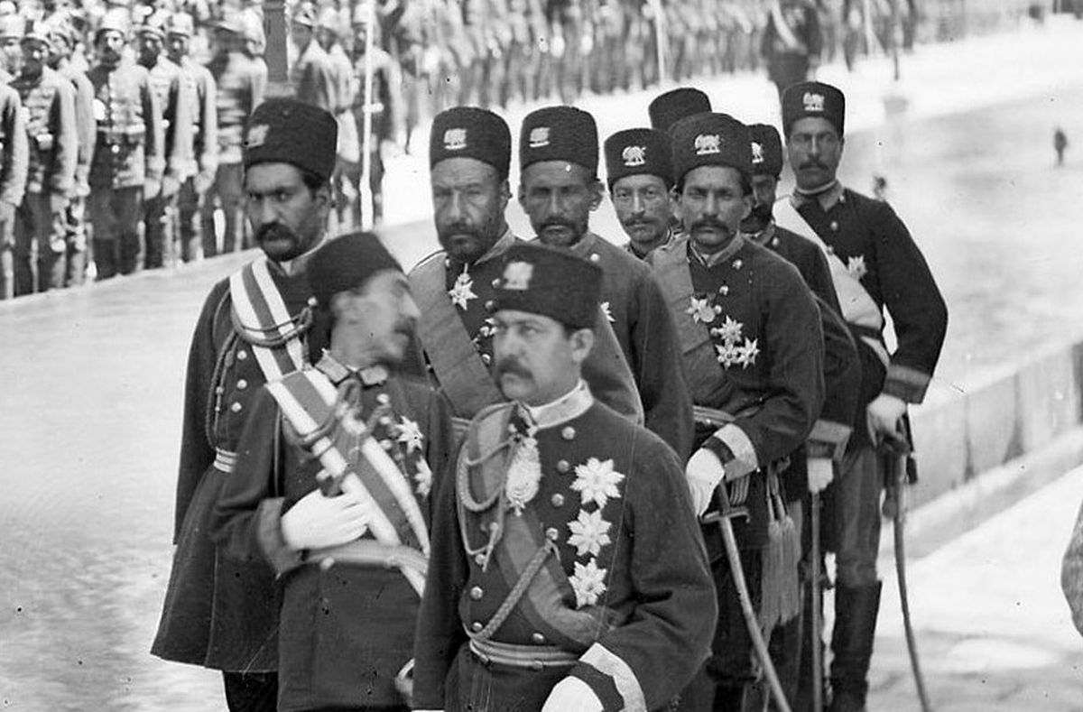 سفر به عصر قاجار؛ از «چتر ناصرالدین شاه لب رودخانه» تا «مردان قاجاری در تخت جمشید»