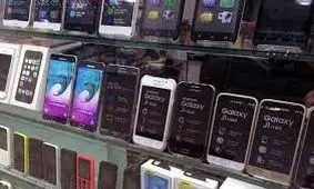 از لباس زن مشکوک در فرودگاه موبایل قاچاق کشف شد