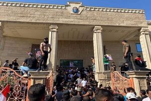 ورود تظاهرکنندگان خشمگین عراقی به سفارت سوئد در بغداد/ ویدئو