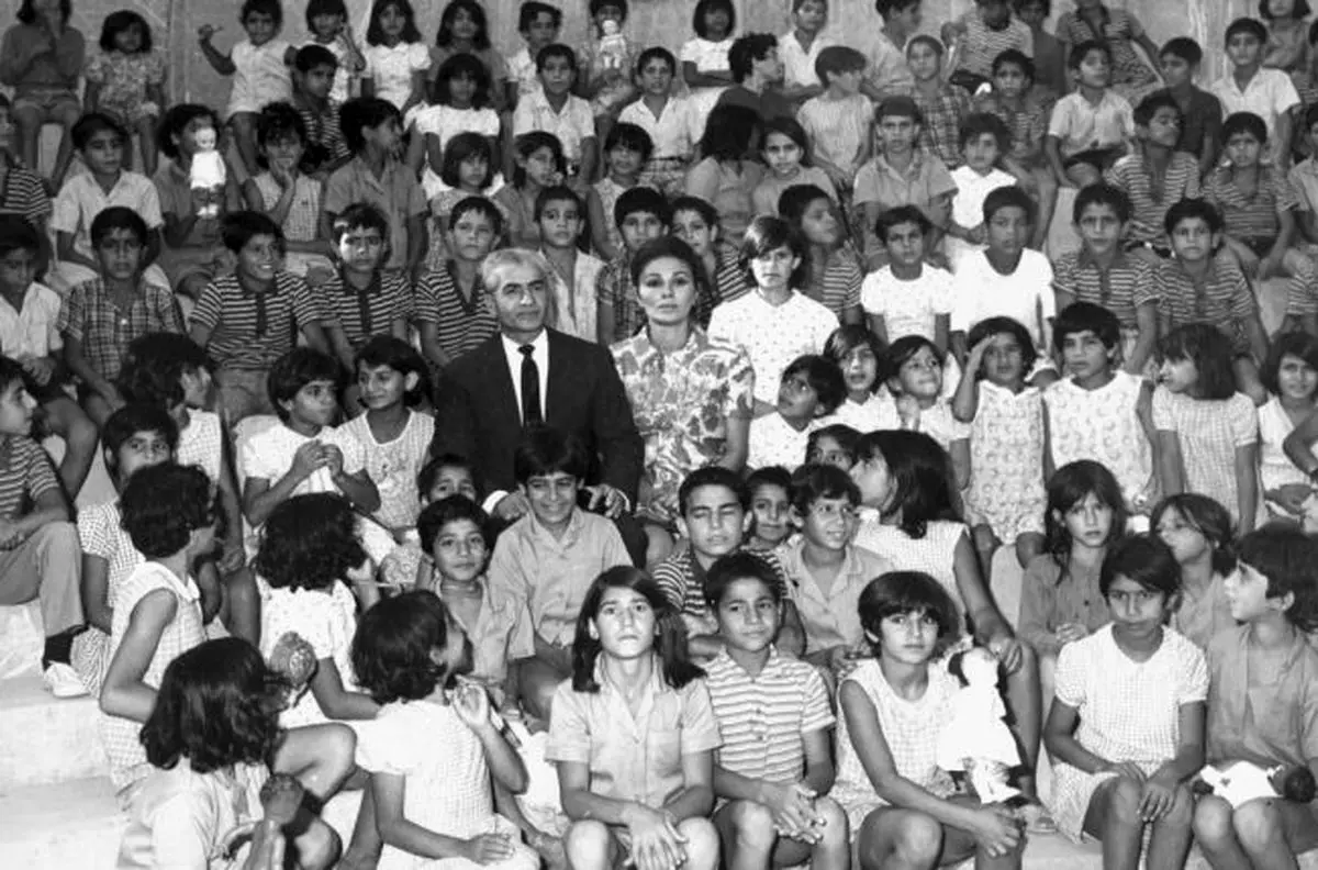 بازدید محمدرضا شاه پهلوی و فرح از مرکز کودکان بی‌سرپرست 
