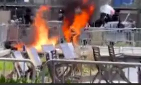 خودسوزی فردی مقابل دادگاه ترامپ/ ویدئو

